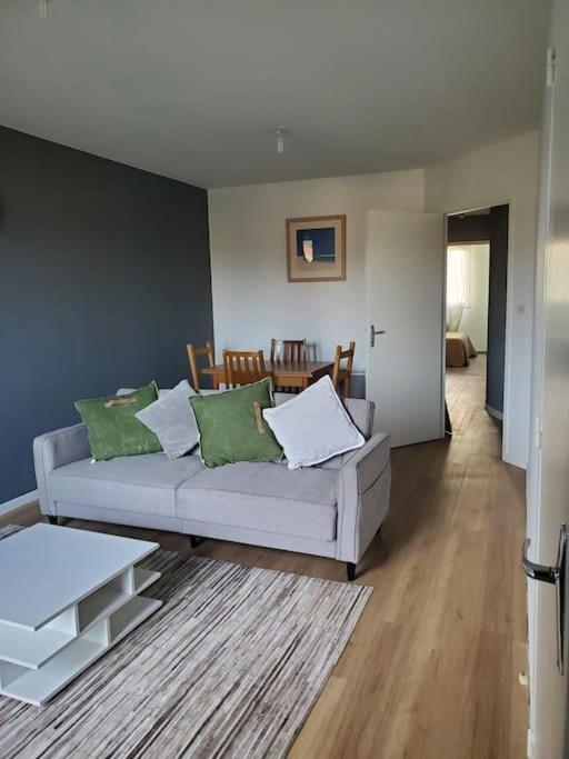 Appartement Moderne Et Equipe LʼIsle-Jourdain Exteriér fotografie