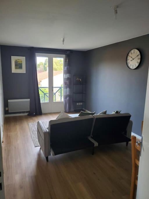 Appartement Moderne Et Equipe LʼIsle-Jourdain Exteriér fotografie